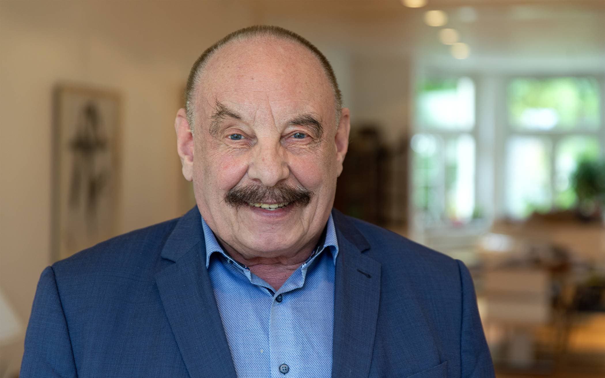 Portrait von Prof. Dr. Hartmut Gülker mit herzlichem Lächeln.