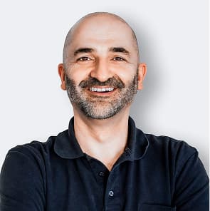 Prof. Dr. Michael T. Coll Barroso lächelnd vor einem herzgesunden Motiv.